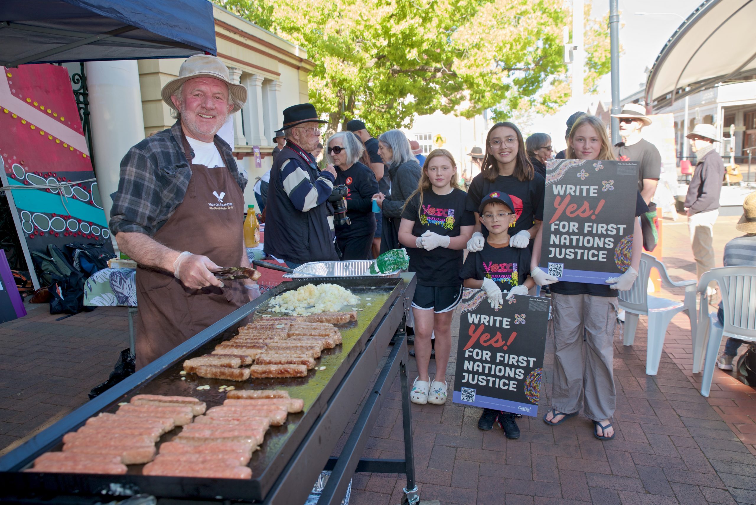 Sausage sizzle at Yes 2023 event ©DaveRobinson2023