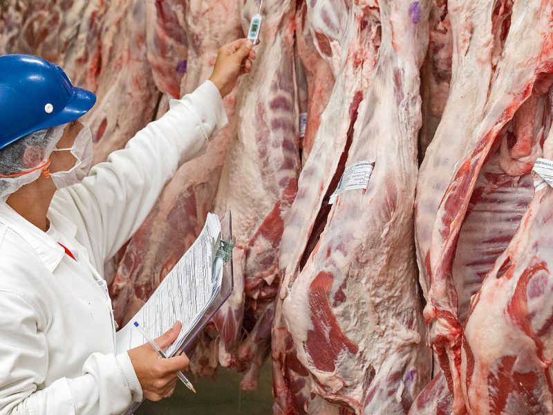 Australia gives in on US beef restrictions