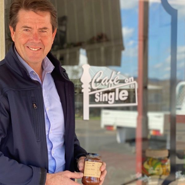 Anderson urges locals to shut the laptop and shop local