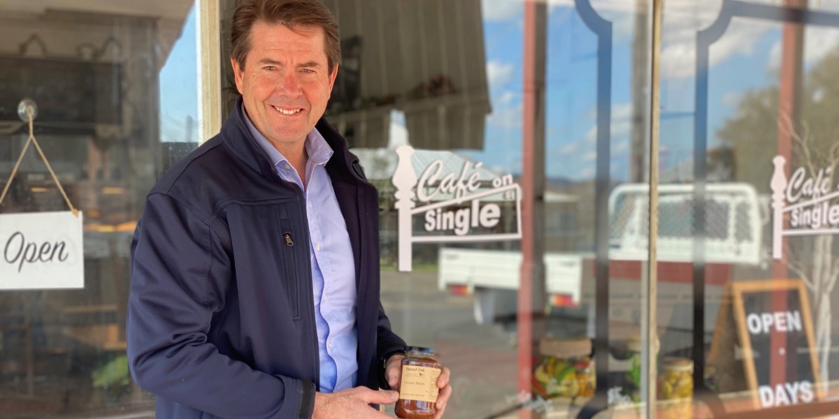 Anderson urges locals to shut the laptop and shop local