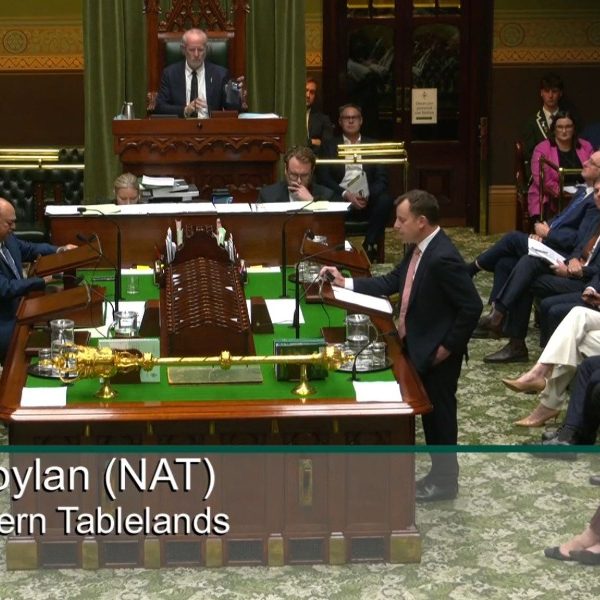Packed gallery hears  22,000-signature New England transmission petition debate