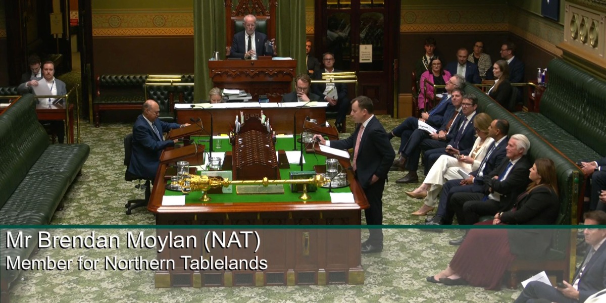 Packed gallery hears  22,000-signature New England transmission petition debate